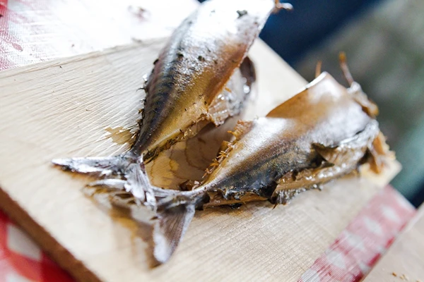 Domača dimljena skuša v habanero slanici