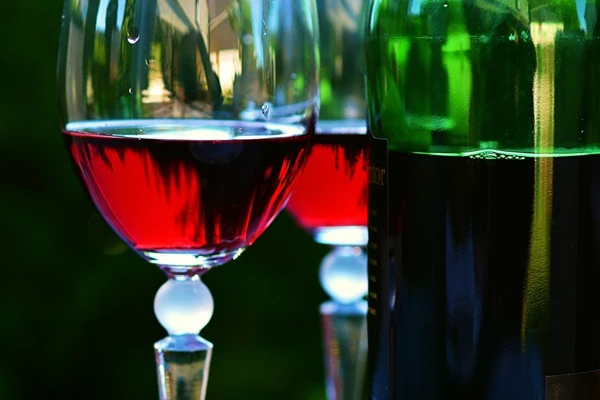 Domače višnjevo-kosmuljino vino
