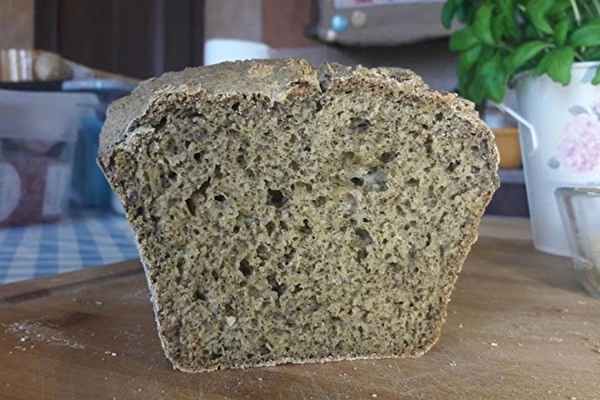 Domači brezglutenski kruh s konopljino moko