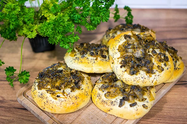 Kvašene čebulne žemljice s šampinjoni