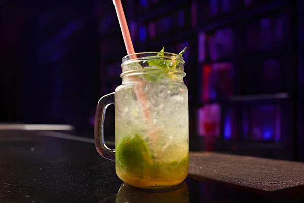 Nojito - osvežujoč, brezalkoholni napitek z limeto in meto