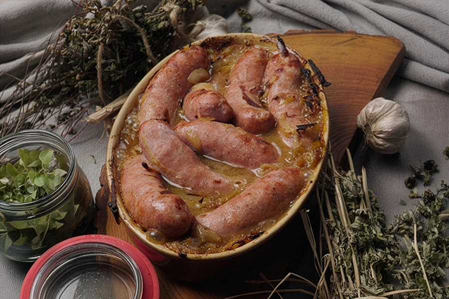 Browin Przepiśnik - Bela klobasa, pečena v pivu z gorčico in čebulo