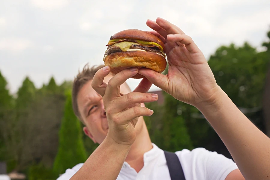 Browin Przepiśnik - Burger z bananinim kečapom, slanino in majonezo z viskijem