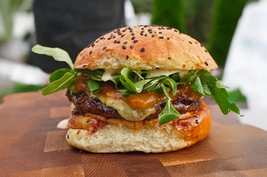 Browin Przepiśnik - Burger z breskvinovim džemom – poskusite to kombinacijo