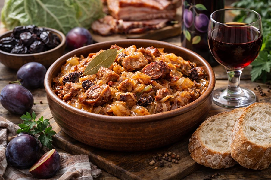 Domači bigos s slivovim vinom