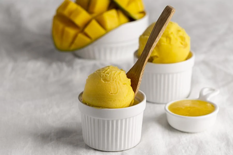 Osvežujoč mangov sorbet - naraven, lahek in poln okusa!