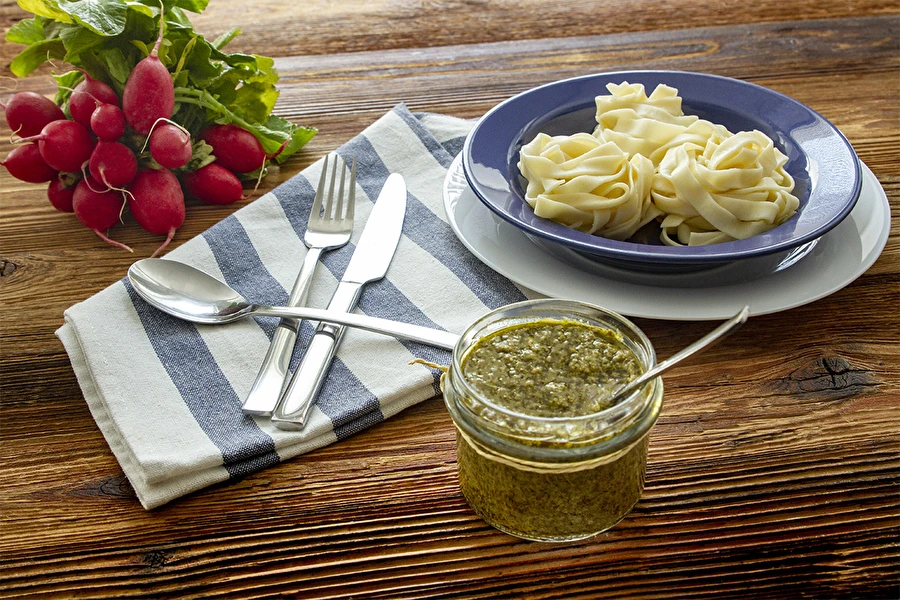 Pesto iz listov redkvice